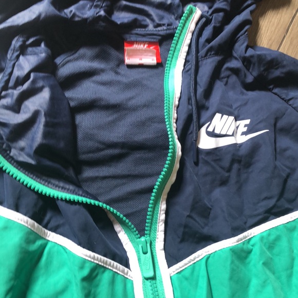 Nike Two-Toned Windbreaker (size M) - Picture 2 of 5
